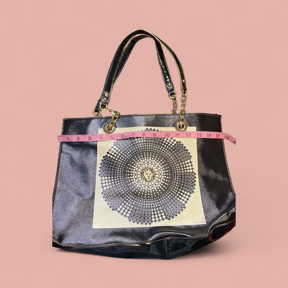 👜 Anne Klein Patent Leather Tote Bag with Graphic Lion Medallion Print - Picture 4 of 8